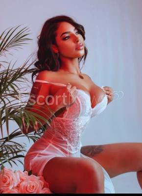 Jade Brunette