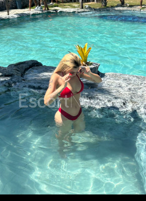 Hot blonde girl ???